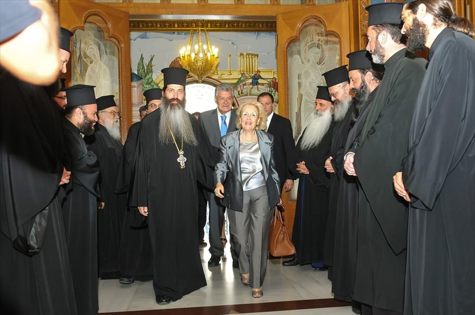 Συνάντηση της Β. Θάνου με τον Αρχιεπίσκοπο Ιερώνυμο. Συνάντηση με τον Αρχιεπίσκοπο Αθηνών και Πάσης Ελλάδος, Ιερώνυμο είχε η υπηρεσιακή πρωθυπουργός, Βασιλική Θάνου. Η ίδια τόνισε πως η υπηρεσιακή κυβέρνηση ουδέποτε έθεσε θέμα φορολογίας της εκκλησιαστικής περιουσίας, καθώς δεν είναι στις αρμοδιότητές της, ενώ αναφέρθηκε και στα ζητήματα του μεταναστευτικού και του προσφυγικού, για τα οποία ενημέρωσε τον Αρχιεπίσκοπο ότι η κυβέρνηση έδωσε όλες τις δυνάμεις της, ώστε να υπάρξει η καλύτερη δυνατή λύση για την αποσυμφόρηση των νησιών που είχαν το μεγαλύτερο πρόβλημα.