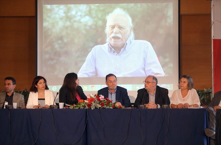 Συνέντευξη Τύπου της Λαϊκής Ενότητας στη ΔΕΘ. Μήνυμα του Μανώλη Γλέζου μεταδόθηκε στη Διεθνή Έκθεση Θεσσαλονίκης λίγο πριν την έναρξη της συνέντευξης Τύπου του επικεφαλής της Λαϊκής Ενότητας, Παναγιώτη Λαφαζάνη. Ο κ. Γλέζος ανέφερε ότι τον κάθε ψηφοφόρο η ιστορία τον καλεί «να αποφασίσει επιτέλους, να πάρει στα χέρια του την τύχη του, το παρόν και το μέλλον του». Η Ζωή Κωνσταντοπούλου, σε σύντομη τοποθέτησή της στην αρχή της συνέντευξης Τύπου δήλωσε πως «ο Μανώλης Γλέζος πρέπει να πάρει το μέλλον στα χέρια του και να εμπιστευθεί εκείνους και εκείνες που δεν τον προδώσαμε».