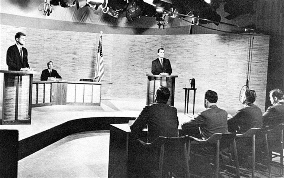 Εκλογές ΗΠΑ - Debate - Ντιμπέιτ Ρίτσαρντ Νίξον - Τζον Φιτζέραλντ Κένεντι. Το Σεπτέμβριο του 1960 διεξήχθη η πρώτη τηλεοπτική μονομαχία προεδρικών υποψηφίων στις ΗΠΑ ανάμεσα στον Ρίτσαρντ Νίξον των Ρεπουμπλικανών και τον Τζον Φιτζέραλντ Κένεντι των Δημοκρατικών. Αναμέτρηση που ακόμη και σήμερα διδάσκεται στις σχολές επικοινωνίας ως ένα από τα πλέον χαρακτηριστικά παραδείγματα για τη δύναμη της τηλεοπτικής εικόνας. 