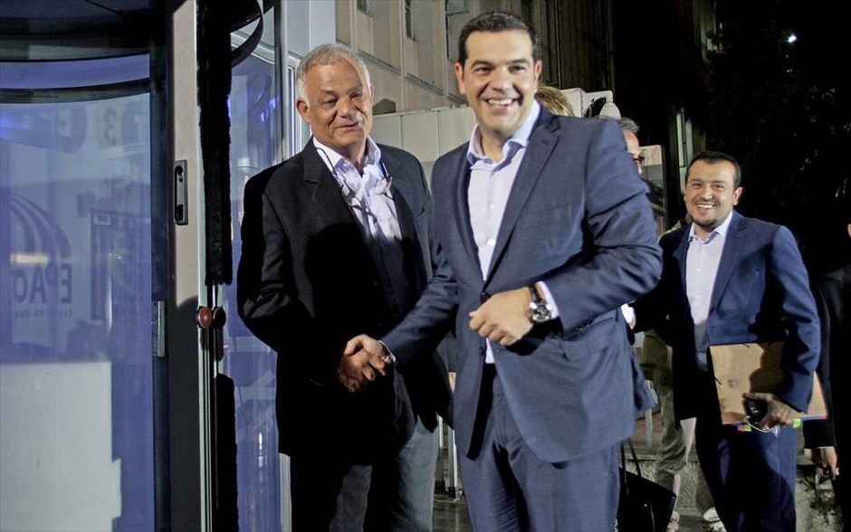 Τσίπρας - Ταγματάρχης. Ο διευθύνων σύμβουλος της ΕΡΤ Λάμπης Ταγματάρχης υποδέχεται τον πρόεδρο του ΣΥΡΙΖΑ Αλέξη Τσίπρα.