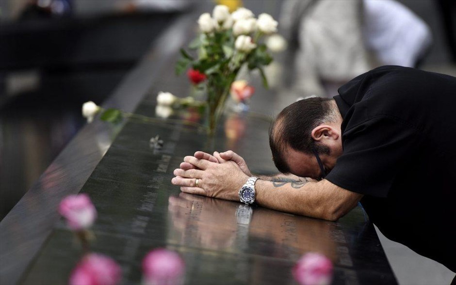 11η Σεπτεμβρίου. Ο Ρόκο ντι Νάρντο προσεύχεται μπροστά στο όνομα της ξαδέρφης του Μαρίζα ντι Νάρντο.