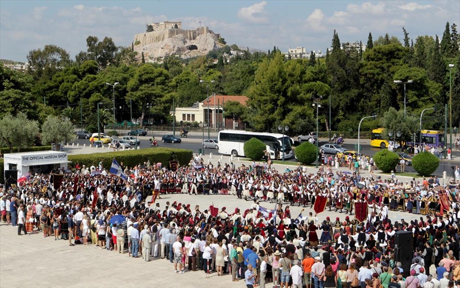 31ο Πανελλήνιο Αντάμωμα Βλάχων . Μέλη της Πανελλήνιας Ομοσπονδίας Πολιτιστικών Συλλόγων Βλάχων ντυμένα με παραδοσιακές στολές συμμετέχουν στο « Μεγάλο Χορό», «Κόρλου Μάρι», στο Παναθηναϊκό Στάδιο. Η Πανελλήνια Ομοσπονδία Πολιτιστικών Συλλόγων Βλάχων διοργανώνει το 31ο Πανελλήνιο Αντάμωμα Βλάχων το τριήμερο 11, 12 και 13 Σεπτεμβρίου 2015, στο Λεκανοπέδιο.