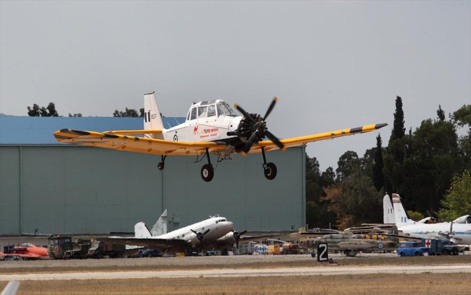 Υπερθέαμα στον αέρα από την Athens Flying Week. Αεροσκάφος PZL - 18 Dromader της Ελληνικής Πολεμικής Αεροπορίας.
