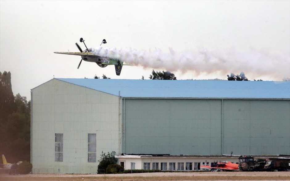 Υπερθέαμα στον αέρα από την Athens Flying Week. Αεροσκάφος Aerobatic SU-31 της ομάδας Jurgis Kairys (Vostok Europe).