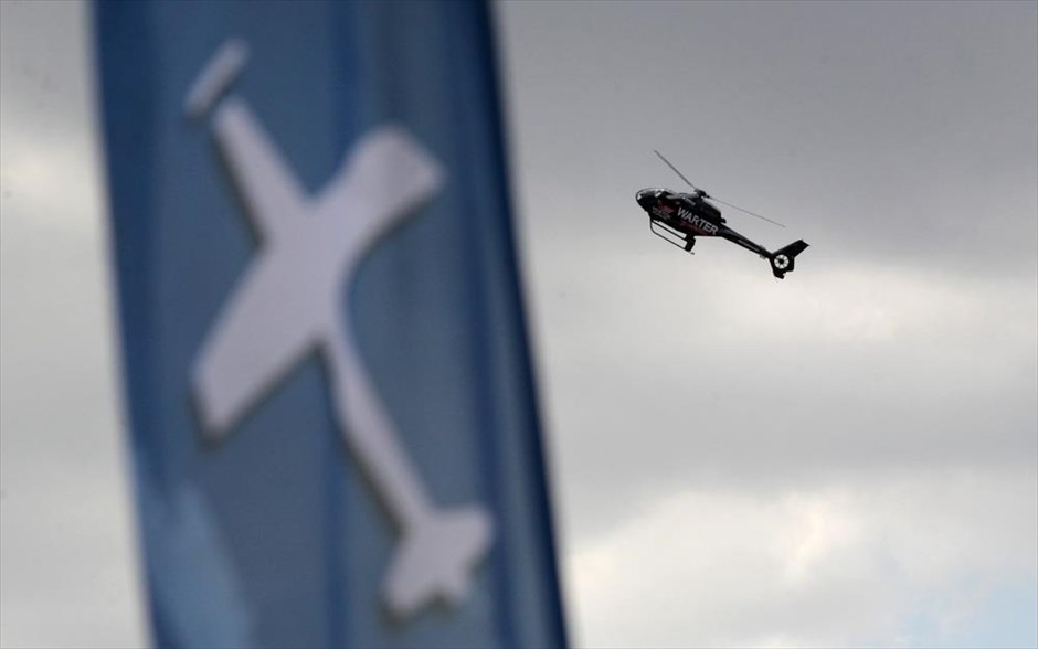 Υπερθέαμα στον αέρα από την Athens Flying Week. Ελικόπτερο ΕC-120 Β της ομάδας Ververelis "Wizard " Dimitris, Warter Vostok.