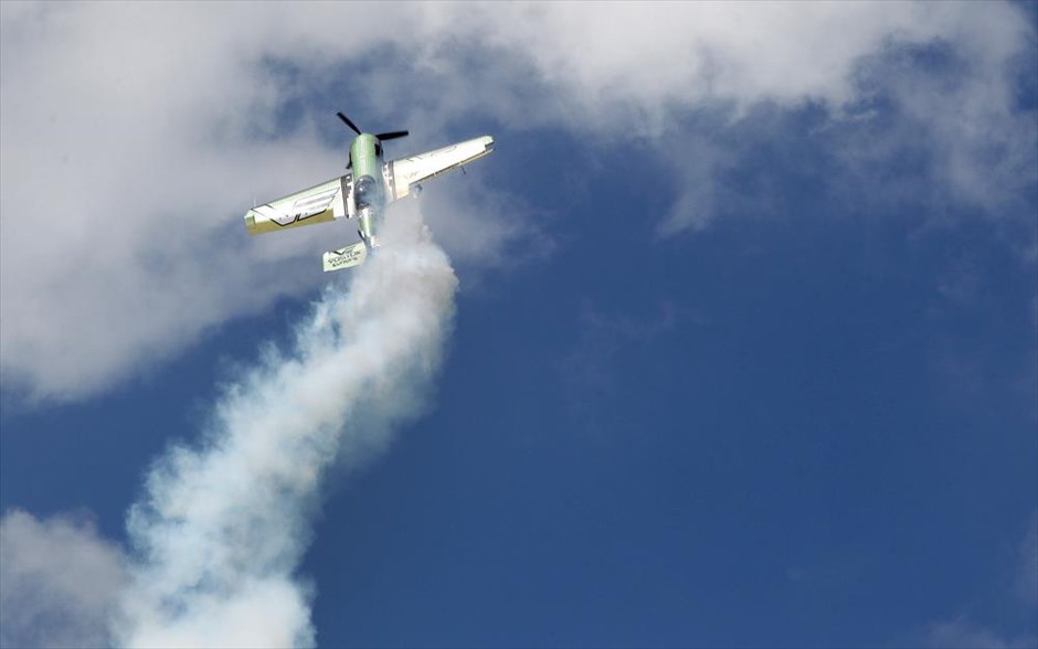 Υπερθέαμα στον αέρα από την Athens Flying Week. Αεροσκάφος Aerobatic SU-31 της ομάδας Jurgis Kairys (Vostok Europe).