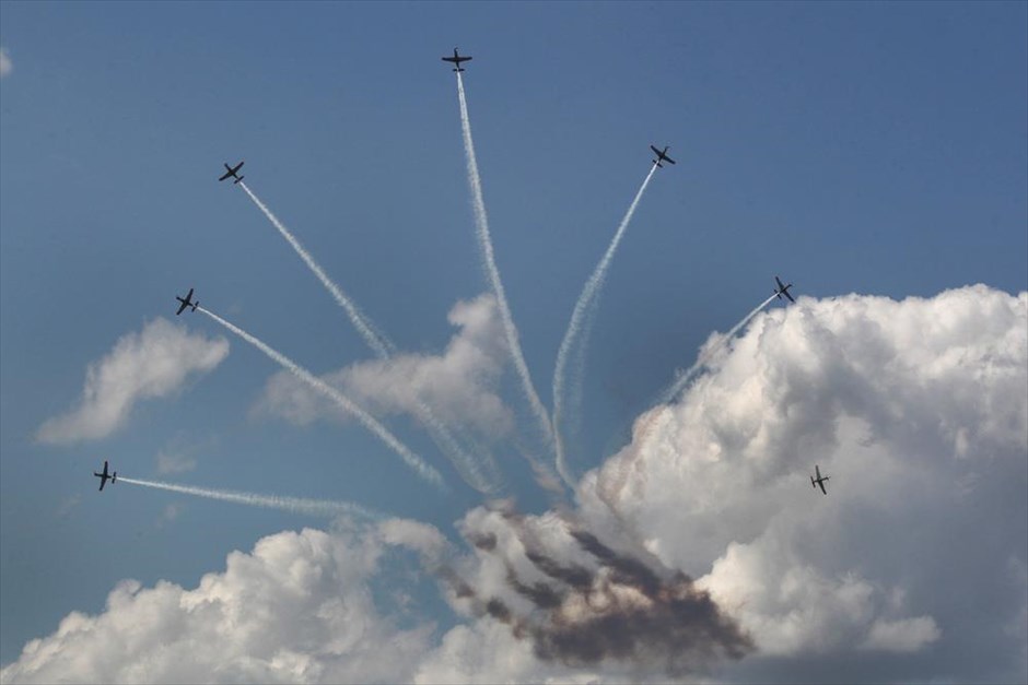 Υπερθέαμα στον αέρα από την Athens Flying Week. Αεροσκάφη PZT - 130/TC II/8 με την ομάδα Aerobatic team Orlik της Πολωνικής Πολεμικής Αεροπορίας.