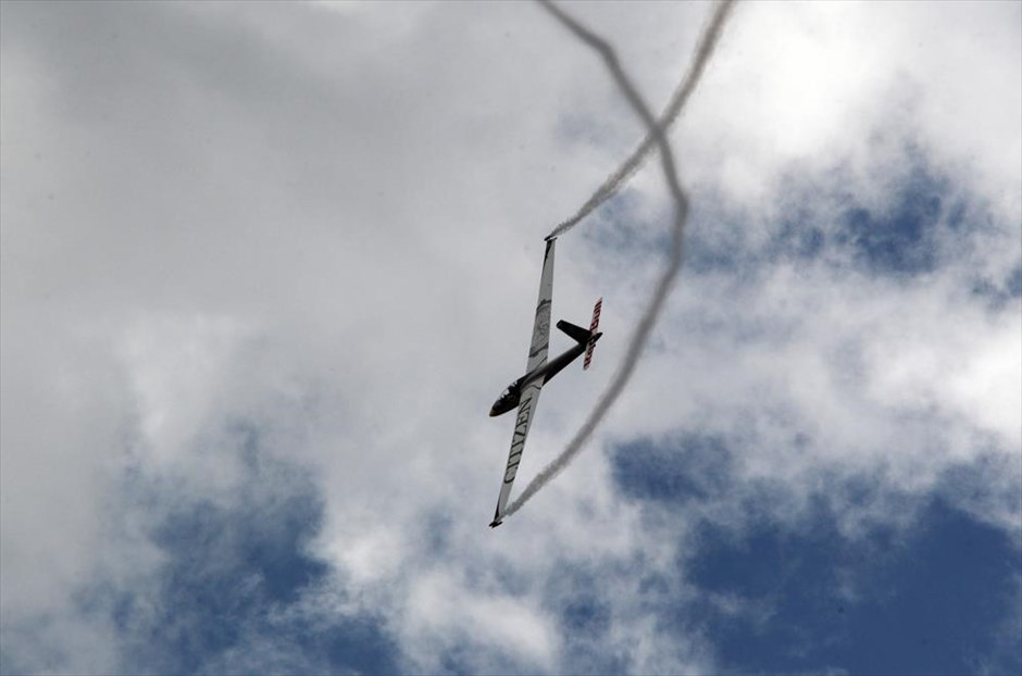 Υπερθέαμα στον αέρα από την Athens Flying Week. Ανεμόπτερο Swift S-1 Glider της ομάδας Red Bull Solo Glider.