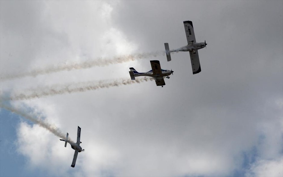 Υπερθέαμα στον αέρα από την Athens Flying Week. Αεροσκάφη της ομάδας we fly.