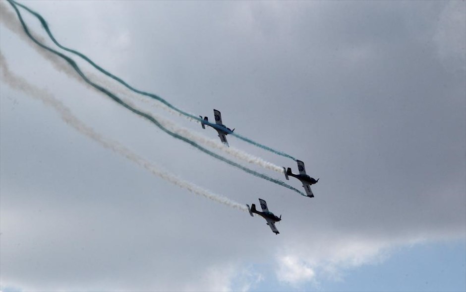 Υπερθέαμα στον αέρα από την Athens Flying Week. Αεροσκάφη της ομάδας we fly.