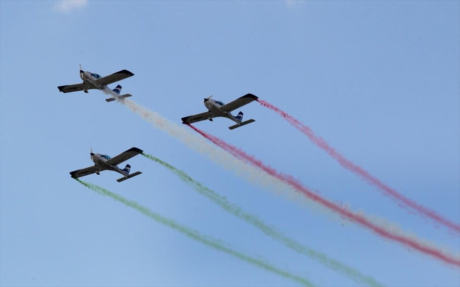 Υπερθέαμα στον αέρα από την Athens Flying Week. Αεροσκάφη της ομάδας we fly.