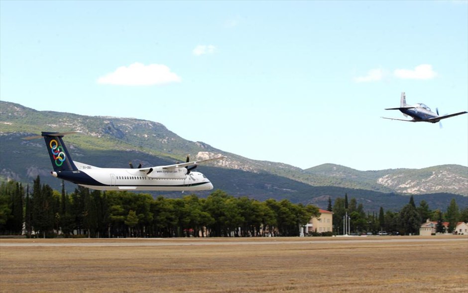 Υπερθέαμα στον αέρα από την Athens Flying Week. Αεροσκάφος της Ολυμπιακής Αεοροπορίας.