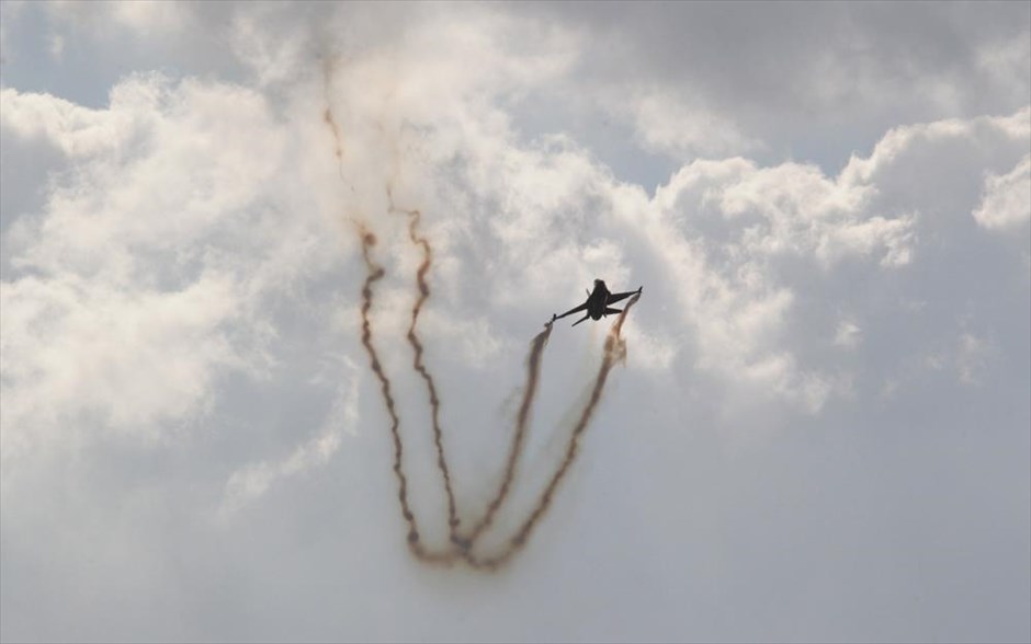 Υπερθέαμα στον αέρα από την Athens Flying Week. Αεροσκάφος F-16AM με την ομάδα της Βελγικής Πολεμικής Αεροπορίας F-16 Solo Display.