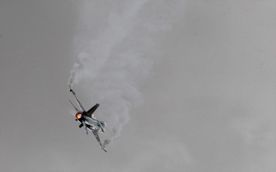 Υπερθέαμα στον αέρα από την Athens Flying Week. Αεροσκάφος F-16AM με την ομάδα της Βελγικής Πολεμικής Αεροπορίας F-16 Solo Display.