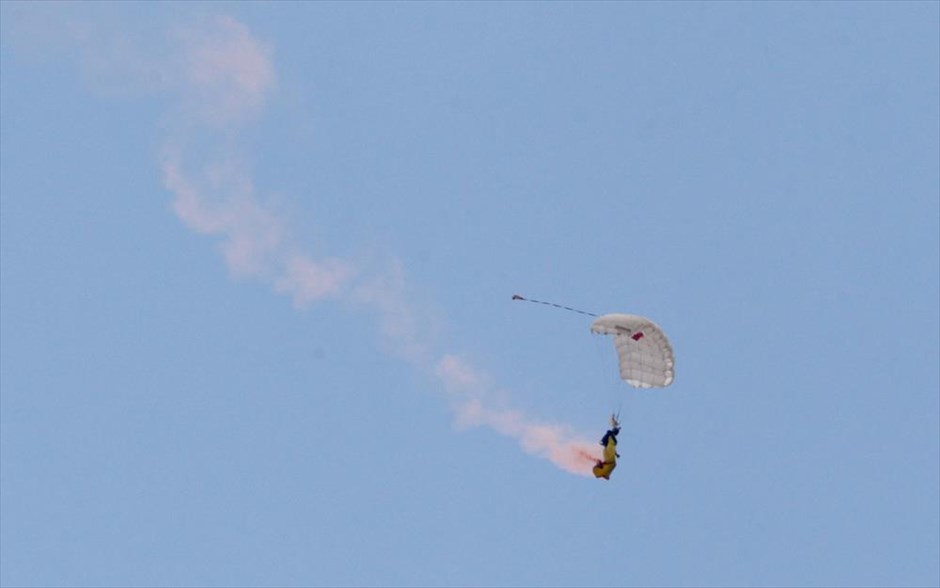 Υπερθέαμα στον αέρα από την Athens Flying Week. Πτώση με αλεξίπτωτο από το αεροσκάφος EDGE 540 της ομάδας Wingsuit Skydiver Pemberton Aerosports - Melissa & Rex Pemberton.