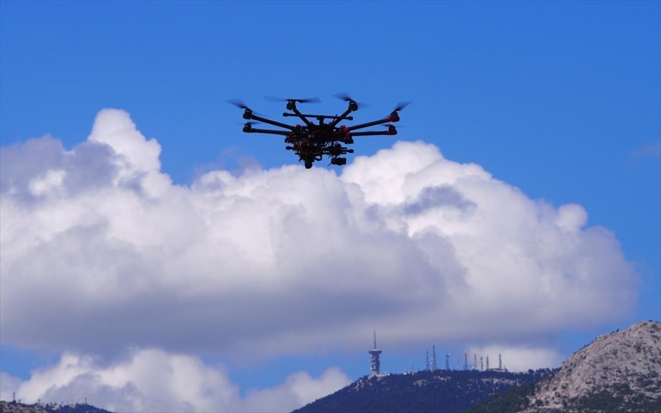Υπερθέαμα στον αέρα από την Athens Flying Week. Το drone&nbsp;της διοργάνωσης Athens&nbsp;Flying&nbsp;Week&nbsp;2015&nbsp;ήταν σαν UFO, με φόντο την κορυφή της Πάρνηθας.
