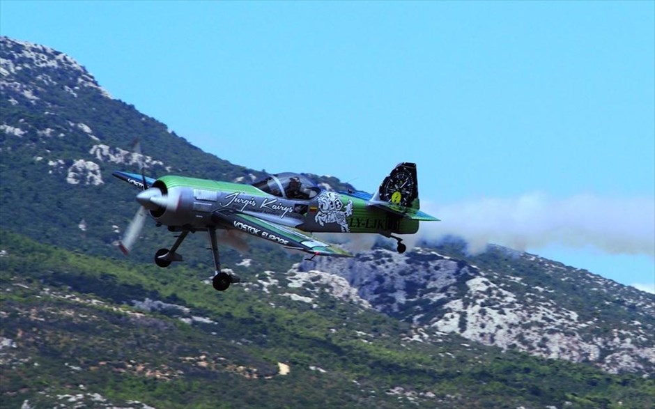 Υπερθέαμα στον αέρα από την Athens Flying Week. Μάγεψε το κοινό ο τρομερός Jurgis Kairys, ο πιλότος της Vostok Europe, το Σαββατοκύριακο που πέρασε, στο Athens Flying Week 2015. Έφευγε εντελώς ανάποδα, αμέσως μετά την απογείωση, σε τόσο μικρή απόσταση από το έδαφος που σου έκοβε την ανάσα, έγραφε διάφορα σχήματα με τον καπνό του, ψηλά και έκανε κάπου 20 περιδινήσεις στην κάθετη πτώση.