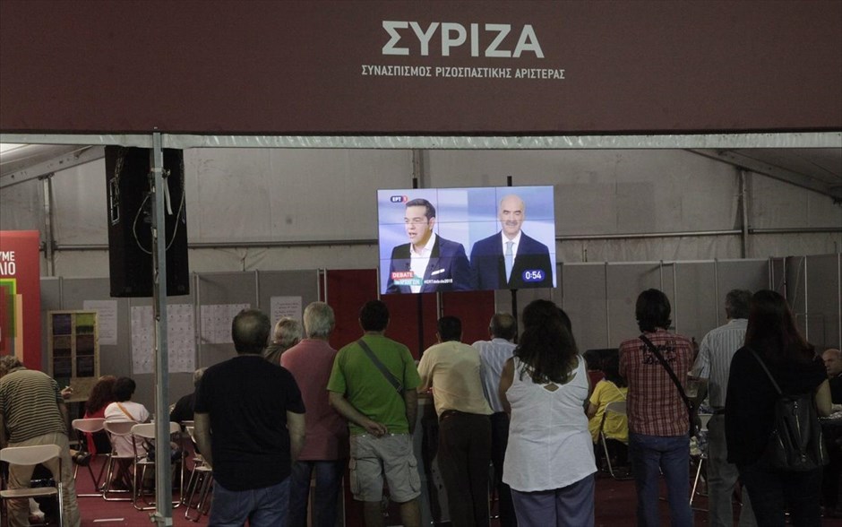 Debate - Εκλογικό κέντρο ΣΥΡΙΖΑ. Το debate παρακολουθούν στο εκλογικό κέντρο του ΣΥΡΙΖΑ.