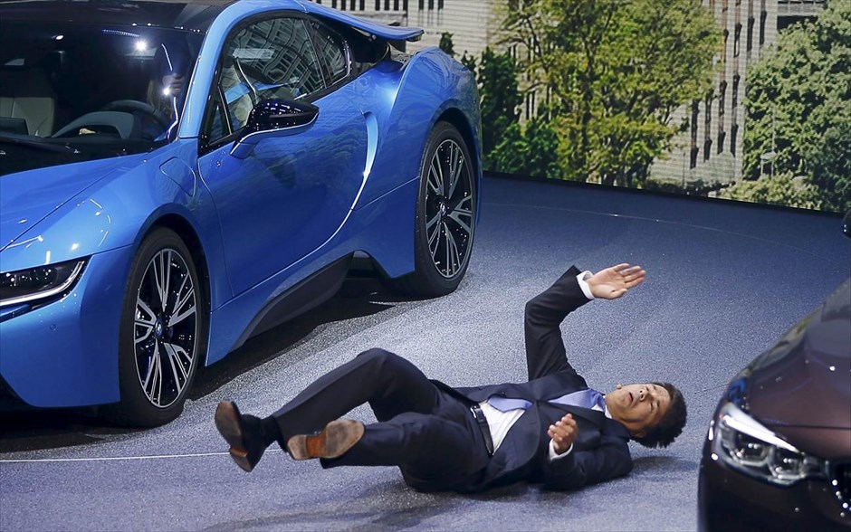 Λιποθύμησε σε συνέντευξη Τύπου ο νέος CEO της BMW. Ο νέος διευθύνων σύμβουλος της BMW Χάραλντ Κρίγκερ κατέρρευσε σήμερα το πρωί, στη διάρκεια συνέντευξης Τύπου που παραχωρούσε στη διεθνή έκθεση αυτοκινήτων της Φρανκφούρτης. Ο Κρίγκερ, που κατέρρευσε ενώ μιλούσε για τα τελευταία μοντέλα της γερμανικής αυτοκινητοβιομηχανίας, αποχώρησε λίγο αργότερα&nbsp;από την εκδήλωση με τη βοήθεια δύο συνοδών.