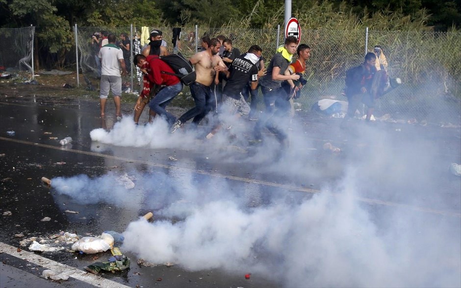 Μετανάστες - Πρόσφυγες - Ουγγαρία -  Επεισόδια. Ουγγρικές αστυνομικές δυνάμεις πετούν δακρυγόνα προς τους συγκεντρωμένους μετανάστες στα σύνορα με την Σερβία.