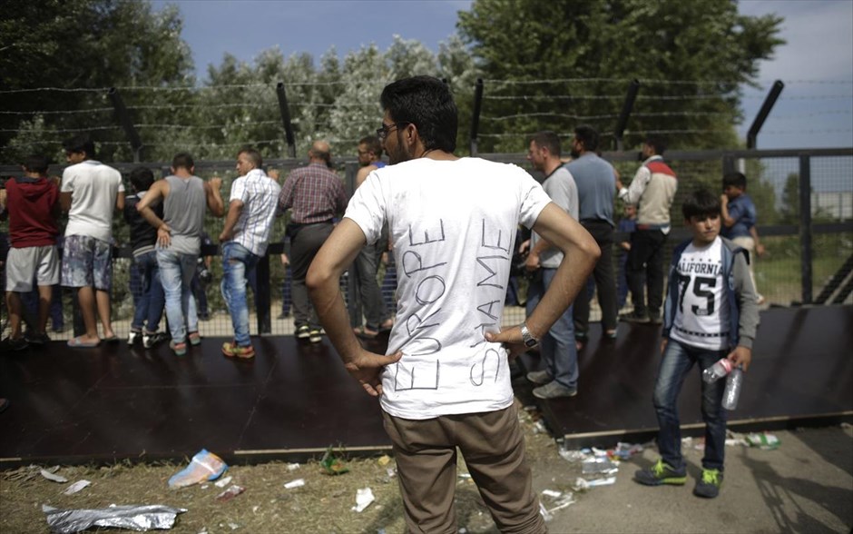 Ουγγαρία - Πρόσφυγες - Μετανάστες - Αστυνομία - Επεισόδια. Μετανάστης φοράει μπλούζα που αναγράφει «Ευρωπαϊκή Ντροπή» .