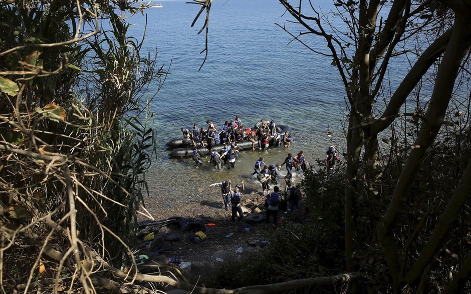 Συνεχίζονται οι αφίξεις μεταναστών – προσφύγων στη Λέσβο . Μία βάρκα με Αφγανούς πρόσφυγες φτάνει σε παραλία της Λέσβου. Περισσότεροι από 8.500 μετανάστες και πρόσφυγες έφτασαν στη Λέσβο από τη Δευτέρα έως και την Πέμπτη το μεσημέρι, προερχόμενοι από την περιοχή της Αρχαίας Άσσου (σημερινό Μπεχράμκαλε) στη βόρεια ακτή του Αδραμυτινού κόλπου της Τουρκίας.
