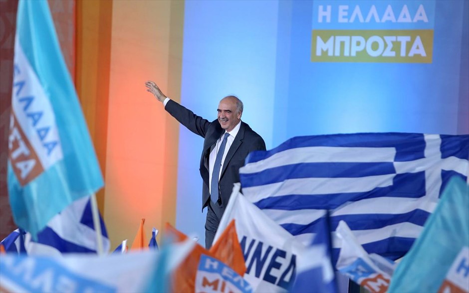 Ο Ευ. Μεϊμαράκης στην κεντρική προεκλογική συγκέντρωση της Ν.Δ. Στιγμιότυπο από την κεντρική προεκλογική συγκέντρωση της Νέας Δημοκρατίας, στην πλατεία Ομονοίας, παρουσία των πρώην πρωθυπουργών Κώστα Καραμανλή και Αντώνη Σαμαρά. Κεντρικός ομιλητής είναι ο πρόεδρος της Ν.Δ. Ευάγγελος Μεϊμαράκης.
Ο πρόεδρος της Ν.Δ. υπογράμμισε ότι η Νέα Δημοκρατία είναι&nbsp;βαθιά προσηλωμένη στην πρόοδο, τονίζοντας ότι είναι η πιο προοδευτική πολιτική δύναμη στη χώρα.
