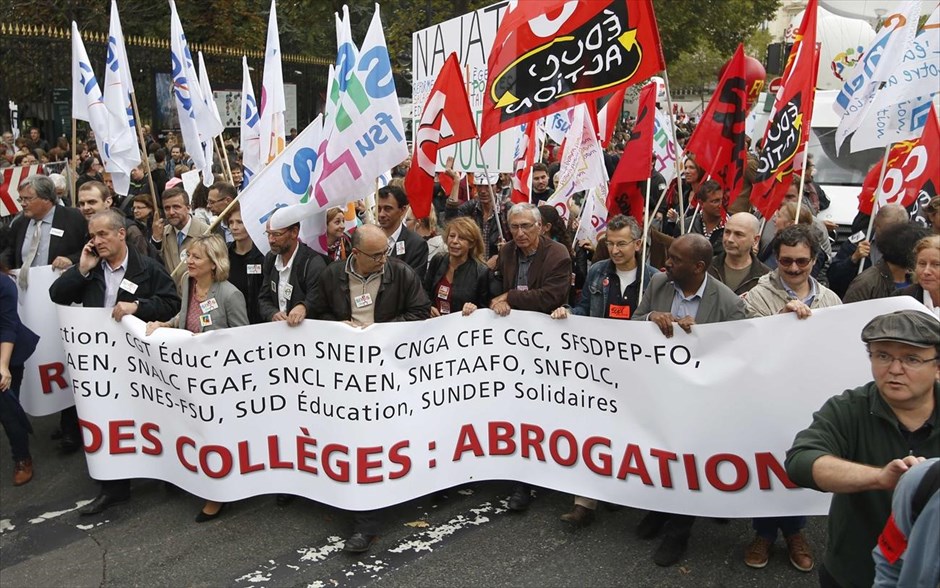 Απεργούν οι δάσκαλοι στη Γαλλία. Σε απεργία έχουν προχωρήσει οι Γάλλοι δάσκαλοι ενάντια στα νέα μέτρα της κυβέρνησης που αφορούν αλλαγές στο εκπαιδευτικό σύστημα. Φόβος τους είναι ότι εξαιτίας των μεταρρυθμίσεων η ανισότητα μεταξύ των μαθητών θα μεγαλώσουν.