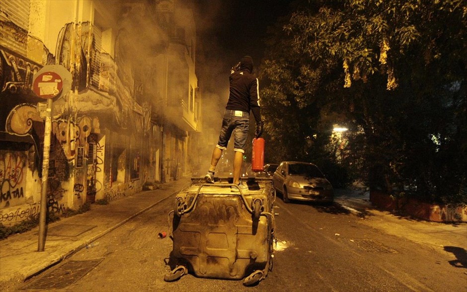 Επεισόδια στα Εξάρχεια. Περίπου 150 άτομα πέταξαν βόμβες μολότοφ στο αστυνομικό τμήμα Εξαρχείων ενώ έκαψαν και κάδους απορριμμάτων στους γύρω δρόμους. Μέχρι στιγμής η αστυνομία έχει προχωρήσει σε επτά προσαγωγές.