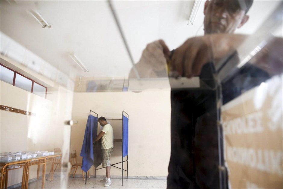 Προετοιμασίες εν όψει των εκλογών. Άρχισε η τοποθέτηση των παραβάν και των καλπών στα εκλογικά κέντρα της Αττικής, εν όψει των εκλογών της 20ης Σεπτεμβρίου.