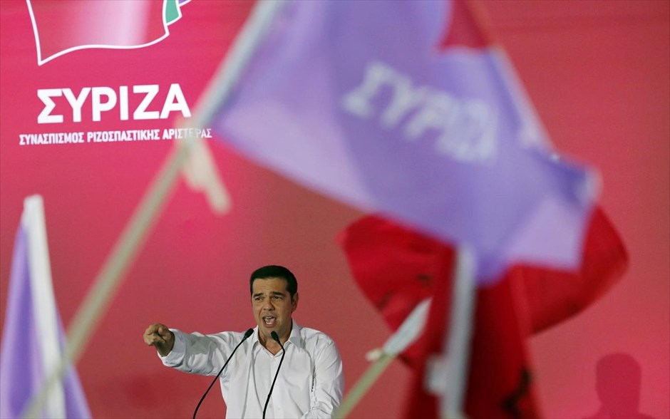 Ο Αλέξης Τσίπρας στην κεντρική προεκλογική συγκέντρωση του ΣΥΡΙΖΑ. Θέλουμε ισχυρή εντολή τετραετίας για να συνεχίσουμε το έργο μας, υποστήριξε ο πρόεδρος του ΣΥΡΙΖΑ, Αλέξης Τσίπρας, κατά τη διάρκεια της κεντρικής προεκλογικής συγκέντρωσης του κόμματος, στην πλατεία Συντάγματος.
Ο ΣΥΡΙΖΑ όχι μόνο θα κερδίσει την Κυριακή, τόνισε, αλλά θα πάρει εντολή σχηματισμού σταθερής κυβέρνησης. «Χρειαζόμαστε σταθερότητα για να διατηρήσουμε όσα κερδίσαμε στη διαπραγμάτευση» επισήμανε χαρακτηριστικά.