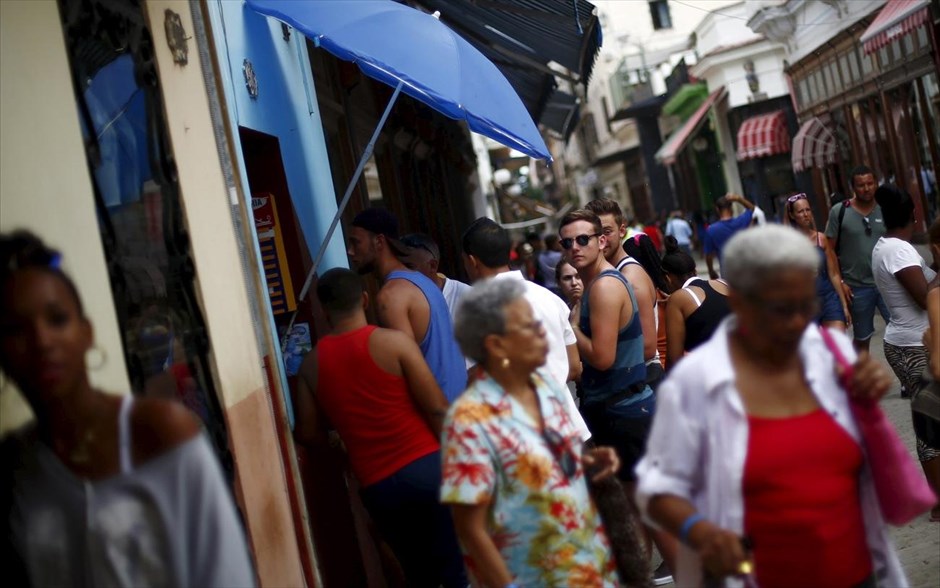Τουρισμός στην Κούβα. Τουρίστες σε δρόμο της Αβάνα απολαμβάνουν τις διακοπές τους. Την Παρασκευή η κυβέρνηση των ΗΠΑ προχώρησε σε άρση των περιορισμών του ταξιδίου προς την Κούβα. Παρόλ