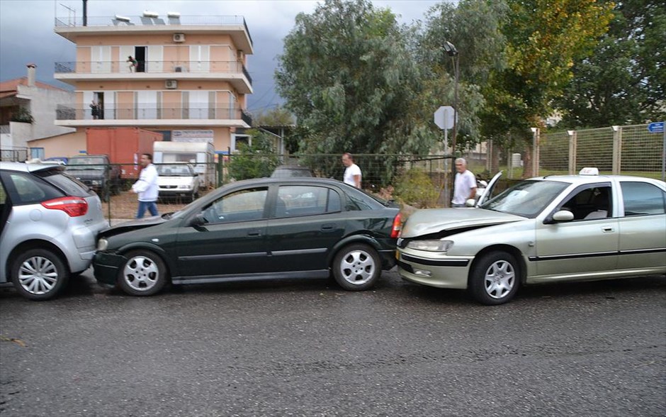 Κακοκαιρία - Ανεμοστρόβιλος. Αυτοκίνητα έχουν συγκρουστεί από τον ανεμοστρόβιλο που έπληξε την περιοχή Ασπροχώμα στην Καλαμάτα.