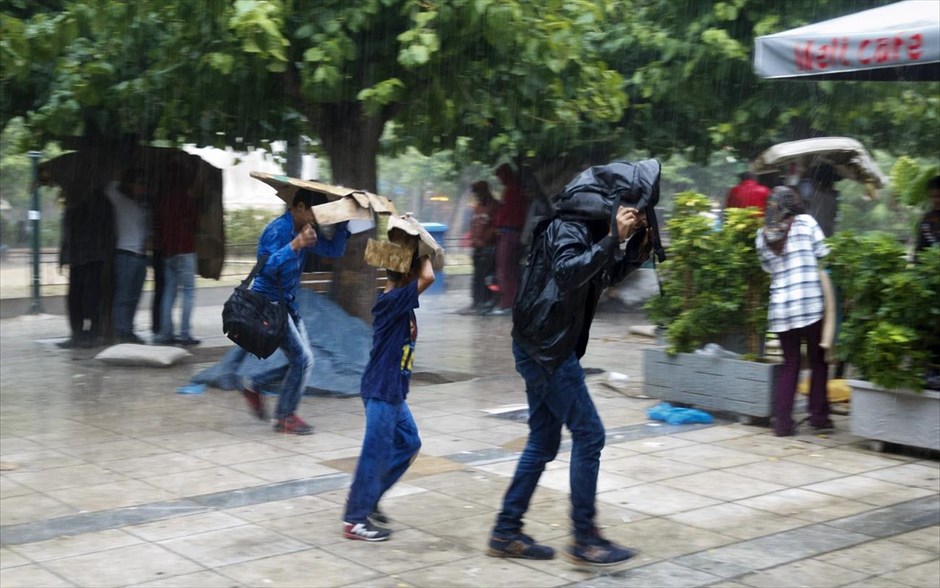 Πλατεία Βικτωρίας - μετρό - πρόσφυγες - κακοκαιρία. Στον σταθμό του μετρό, στην Πλατεία Βικτωρίας, καταφεύγουν οι πρόσφυγες που βρίσκονταν στην περιοχή προκειμένου να προφυλαχθούν από την κακοκαιρία.