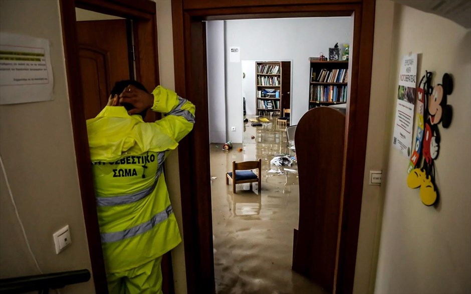 Πλημμύρες και προβλήματα από την κακοκαιρία. Έντονη βροχόπτωση και καταστροφές από την κακοκαιρία στην περιοχή των Μεγάρων.