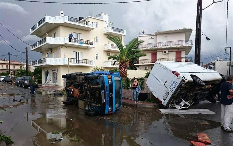 Κακοκαιρία - Ανεμοστρόβιλος - Λακωνία. Στη Σκάλα Λακωνίας, ο ανεμοστρόβιλος που έπληξε τη νότια πλευρά της πόλης, ξήλωσε σκεπές σπιτιών, αναποδογύρισε πολλά αυτοκίνητα, ξερίζωσε δένδρα και διέλυσε καταστήματα.