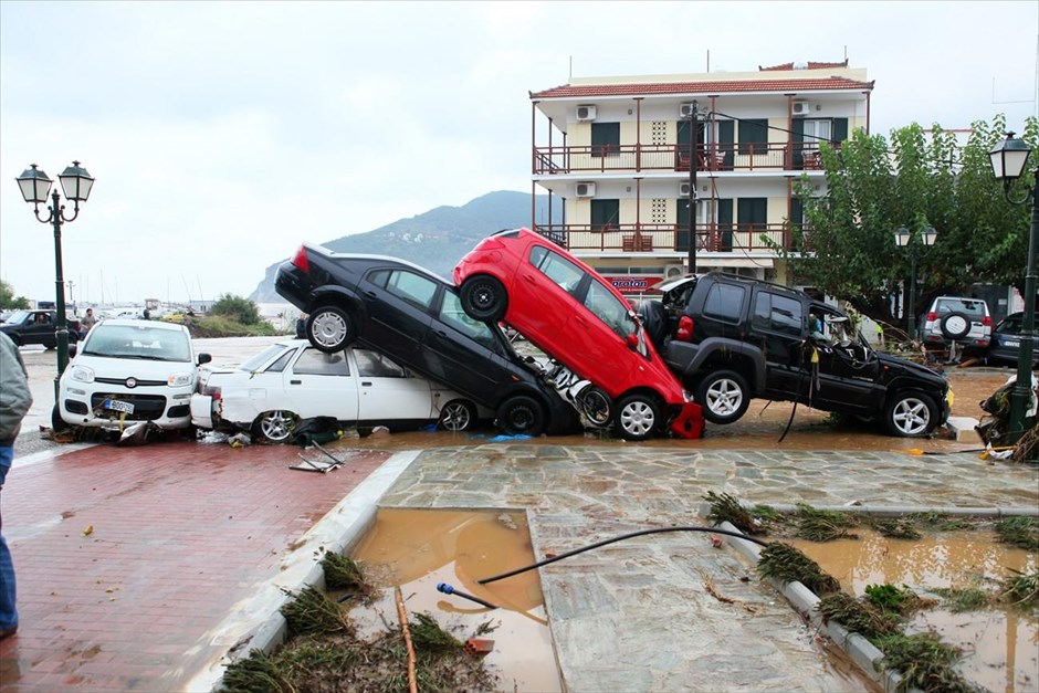 Μεγάλες καταστροφές στη Σκόπελο λόγω της κακοκαιρίας. Μεγάλες καταστροφές προκάλεσε στη Σκόπελο η ισχυρή καταιγίδα που έπληξε το νησί. Στην κεντρική παραλία της Σκοπέλου οι δρόμοι μετατράπηκαν σε ποτάμια που παρέσυραν ό,τι έβρισκαν στο πέρασμά του. Από τα ορμητικά νερά παρασύρθηκαν και καταστράφηκαν δεκάδες δίκυκλα και αυτοκίνητα που ήταν σταθμευμένα σε διάφορους χώρους της παραλίας ή που μεταφέρθηκαν από άλλα σημεία της Χώρας.