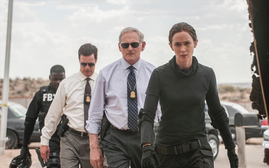 «Sicario: Ο εκτελεστής». «Sicario: Ο εκτελεστής»: Το αστυνομικό θρίλερ του πολυβραβευμένου σκηνοθέτη Ντενίς Βιλνέβ, με τον - βραβευμένο με Όσκαρ - Μπενίτσιο Ντελ Τόρο, τον - υποψήφιο για Όσκαρ - Τζος Μπρόλιν και τους Έμιλι Μπλαντ και Τζον Μπερντάλ, μας μεταφέρει στην ακανόνιστη γραμμή μεταξύ ΗΠΑ και Μεξικό, η οποία είναι βουτηγμένη στα ναρκωτικά, τη βία, την παράνομη μετανάστευση, τη διαφθορά και το απέραντο σκοτάδι.