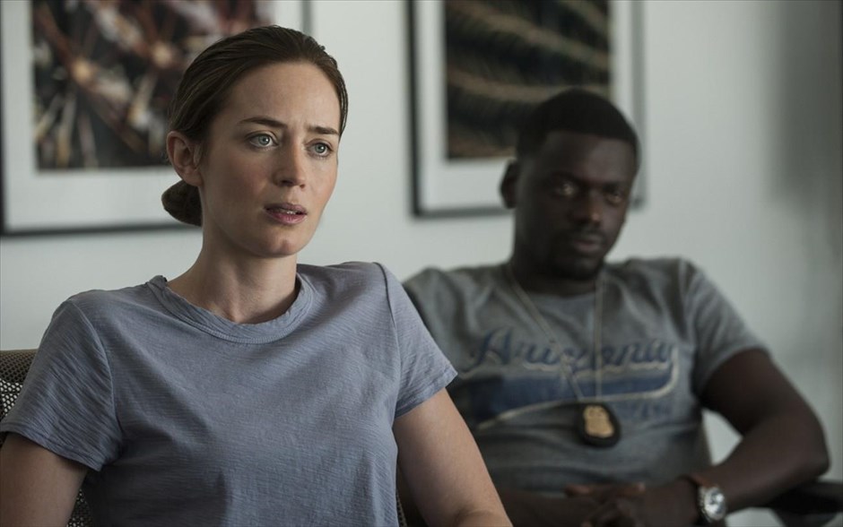 «Sicario: Ο εκτελεστής». «Sicario: Ο εκτελεστής»: Το αστυνομικό θρίλερ του πολυβραβευμένου σκηνοθέτη Ντενίς Βιλνέβ, με τον - βραβευμένο με Όσκαρ - Μπενίτσιο Ντελ Τόρο, τον - υποψήφιο για Όσκαρ - Τζος Μπρόλιν και τους Έμιλι Μπλαντ και Τζον Μπερντάλ, μας μεταφέρει στην ακανόνιστη γραμμή μεταξύ ΗΠΑ και Μεξικό, η οποία είναι βουτηγμένη στα ναρκωτικά, τη βία, την παράνομη μετανάστευση, τη διαφθορά και το απέραντο σκοτάδι.