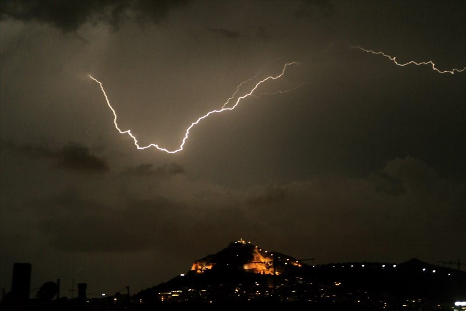 Καταιγίδα στην Αθήνα. Αστραπές στον ουρανό της Αθήνας, το βράδυ της Τετάρτης.