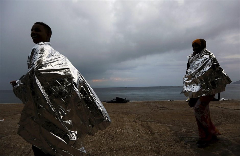Τη δημιουργία κέντρων καταγραφής προσφύγων σε Ελλάδα και Ιταλία αποφάσισαν οι Ευρωπαίοι ηγέτες . Σομαλοί περπατούν προς χωριό της Μυτιλήνης, λίγη ώρα μετά την άφιξή τους με φουσκωτή λέμβο σε παραλία του νησιού. Στη χθεσινή Σύνοδο Κορυφής της Ε.Ε. συμφωνήθηκε ότι μέχρι τέλος Νοεμβρίου θα είναι έτοιμα και θα λειτουργήσουν τα κέντρα καταγραφής προσφύγων στην Ελλάδα και την Ιταλία. Εκεί θα γίνεται και το «φιλτράρισμα» μεταξύ των πολιτικών και των οικονομικών προσφύγων, οι τελευταίοι θα οδηγούνται πίσω στις χώρες τους, ενώ όσοι χαρακτηρίζονται πρόσφυγες θα διαμοιράζονται σε όλες τις χώρες με βάση και τις αποφάσεις μετεγκατάστασης που λήφθηκαν.