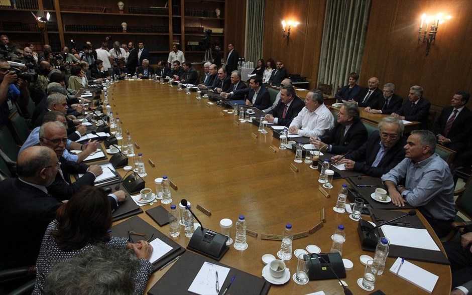 Πρώτη συνεδρίαση του υπουργικού συμβουλίου. Την πρώτη του συνεδρίαση έχει σήμερα το υπουργικό συμβούλιο, υπό την προεδρία του πρωθυπουργού Αλέξη Τσίπρα. Προηγήθηκε, μία ώρα νωρίτερα, η τελετή ορκωμοσίας, του αναπληρωτή υπουργού Μεταναστευτικής Πολιτικής, Γιάννη Μουζάλα, του υφυπουργού Εξωτερικών, Δημήτρη Μάρδα και του υφυπουργού Υποδομών, Μεταφορών και Δικτύων, Παναγιώτη Σγουρίδη.