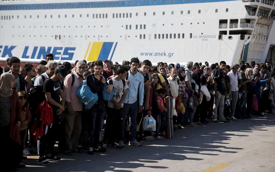 Μετά την αποβίβαση από το Ελευθέριος Βενιζέλος . Πρόσφυγες που μόλις έχουν αποβιβαστεί από το&nbsp;πλοίο Ελευθέριος Βενιζέλος που κατέπλευσε από τη Μυτιλήνη και τη Χίο προς τον&nbsp;Πειραιά. Το πλοίο μετέφερε 2498 μετανάστες και πρόσφυγες που αποβιβάστηκαν από φουσκωτές λέμβους σε ακτές της Μυτιλήνης και της Χίου προερχόμενοι από την Τουρκία. Η συντριπτική πλειοψηφία των νέο-αφιχθέντων θα συνεχίσουν το ταξίδι τους για χώρες της κεντρικής και βόρειας Ευρώπης.