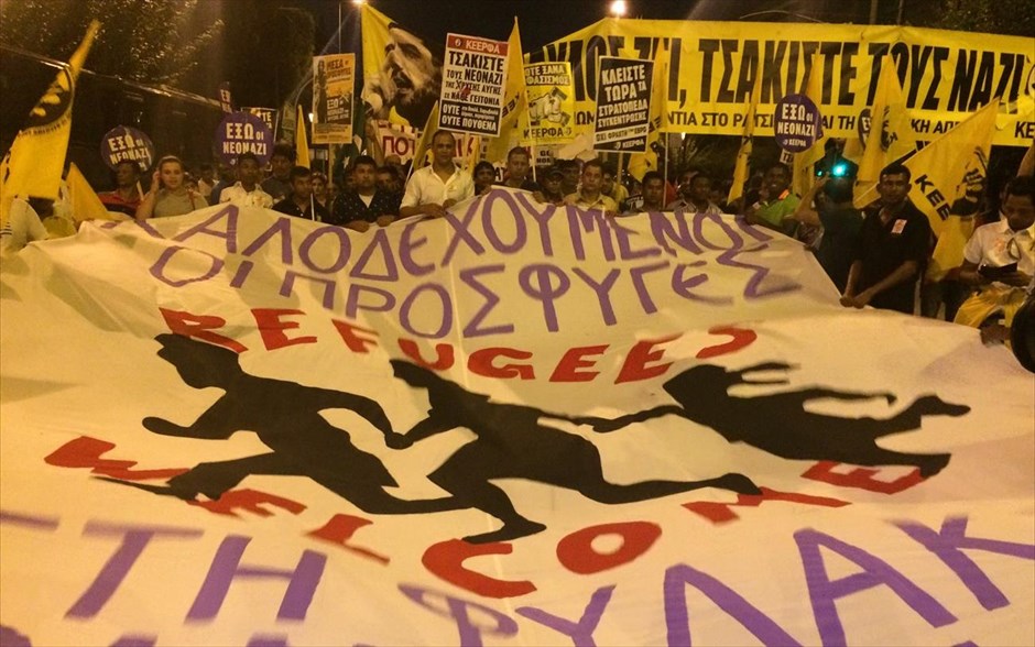 Αντιφασιστικό συλλαλητήριο στο κέντρο της Αθήνας. Σε εξέλιξη βρίσκεται αντιφασιστική πορεία στο κέντρο της Αθήνας. Οι διαδηλωτές ξεκίνησαν από την Ομόνοια και έφτασαν μέχρι τα γραφεία της Ε.Ε., στη Λεωφόρο Βασιλίσσης Σοφίας όπου και άφησαν ψήφισμα διαμαρτυρίας.