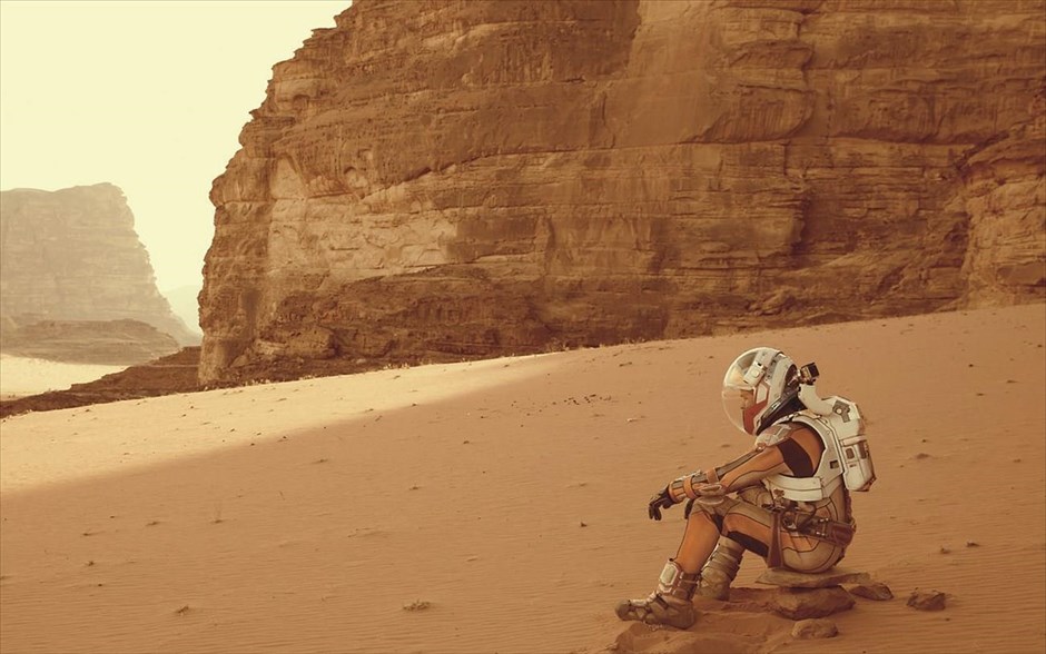  «Η διάσωση» (3D). «Η διάσωση» (3D): Ο - τρεις φορές υποψήφιος για Όσκαρ - Ρίντλεϊ Σκοτ μεταφέρει στη μεγάλη οθόνη το παγκόσμιο μπεστ σέλερ επιστημονικής φαντασίας του Άντι Γουίαρ, «Άνθρωπος στον Άρη». Με πρωταγωνιστές τον - βραβευμένο με Όσκαρ - Ματ Ντέιμον, τις Τζέσικα Τσαστέιν και Κρίστεν Ουίγκ και τους Κέιτ Μάρα, Μάικλ Πένια και Τζεφ Ντάνιελς, ένας αστροναύτης, που όλοι θεωρούν νεκρό, μένει εγκαταλελειμμένος στον Άρη και κάνει τα πάντα, για να μπορέσει να ειδοποιήσει ότι είναι ζωντανός, αλλά και για να επιβιώσει. Όλος ο κόσμος παρακολουθεί με κομμένη την ανάσα, καθώς μια ομάδα προσπαθεί να συντονίσει τη διάσωσή του.