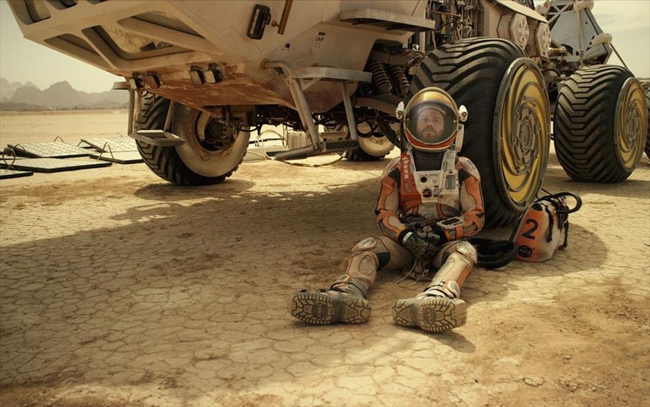  «Η διάσωση» (3D). «Η διάσωση» (3D): Ο - τρεις φορές υποψήφιος για Όσκαρ - Ρίντλεϊ Σκοτ μεταφέρει στη μεγάλη οθόνη το παγκόσμιο μπεστ σέλερ επιστημονικής φαντασίας του Άντι Γουίαρ, «Άνθρωπος στον Άρη». Με πρωταγωνιστές τον - βραβευμένο με Όσκαρ - Ματ Ντέιμον, τις Τζέσικα Τσαστέιν και Κρίστεν Ουίγκ και τους Κέιτ Μάρα, Μάικλ Πένια και Τζεφ Ντάνιελς, ένας αστροναύτης, που όλοι θεωρούν νεκρό, μένει εγκαταλελειμμένος στον Άρη και κάνει τα πάντα, για να μπορέσει να ειδοποιήσει ότι είναι ζωντανός, αλλά και για να επιβιώσει. Όλος ο κόσμος παρακολουθεί με κομμένη την ανάσα, καθώς μια ομάδα προσπαθεί να συντονίσει τη διάσωσή του.