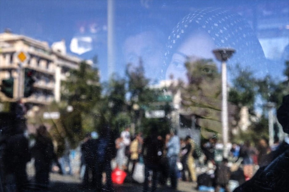 Μεταφορά προσφύγων από την πλατεία Βικτωρίας στο κλειστό γήπεδο του Γαλατσίου. Ολοκληρώθηκε το μεσημέρι η επιχείρηση μεταφοράς προσφύγων και μεταναστών από την πλατεία Βικτωρίας στο κλειστό γήπεδο του Γαλατσίου. Υπολογίζεται ότι μεταφέρθηκαν πάνω από 1.300 άνθρωποι, με ειδικά δρομολόγια που πραγματοποίησαν πέντε διπλά λεωφορεία του ΟΑΣΑ.