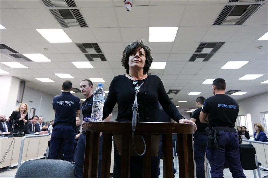 Καταθέτει στη δίκη της Χ.Α. η μητέρα του Παύλου Φύσσα. Στην αίθουσα του Τριμελούς Εφετείου Κακουργημάτων συνεχίζεται η δίκη στελεχών και μελών της Χρυσής Αυγής. Στη φωτογραφία απεικονίζεται&nbsp; η μητέρα του μουσικού Παύλου Φύσσα, Μάγδα, η οποία καταθέτει σήμερα, ενώ μέσα στην ημέρα πρόκειται να καταθέσει και η αδερφή του, Ειρήνη. Υπενθυμίζεται ότι την Τρίτη, ο Παναγιώτης Φύσσας, ο πατέρας του Παύλου, κατέθεσε στο δικαστήριο, κάνοντας λόγο για δολοφονία που έγινε κατόπιν εντολής.