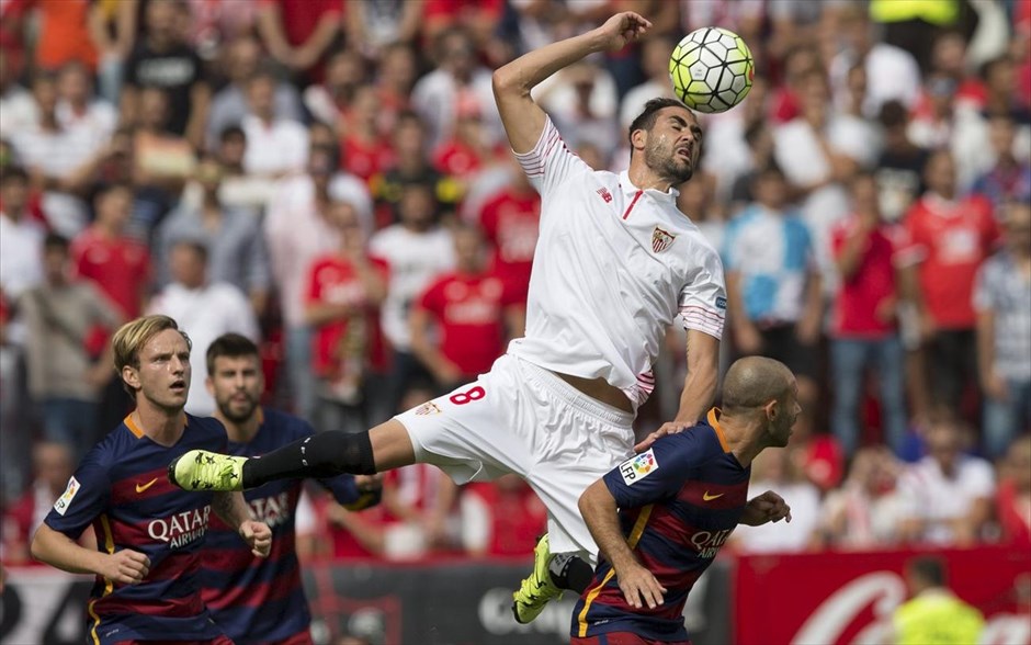 Σεβίλη - Μπαρτσελόνα: 2-1. Όλα "στραβά κι ανάποδα" πηγαίνουν τον τελευταίο καιρό στην Μπαρτσελόνα, αφού σαν να μην έφτανε η απουσία του Μέσι εναντίον της Λεβερκούζεν, στο Τσάμπιονς Λιγκ, τραυματίστηκε και ο Ινιέστα. Το... κακό όμως δεν σταμάτησε εδώ, αφού η ομάδα του Λουίς Ενρίκε είδε απόψε και την τύχη να της γυρίζει το πρόσωπο στο "Σάντσεθ Πιθχουάν" απέναντι στη Σεβίλη, από την οποία ηττήθηκε (ύστερα από πέντε χρόνια) τελικώς 1-2 έχοντας τέσσερα δοκάρια.