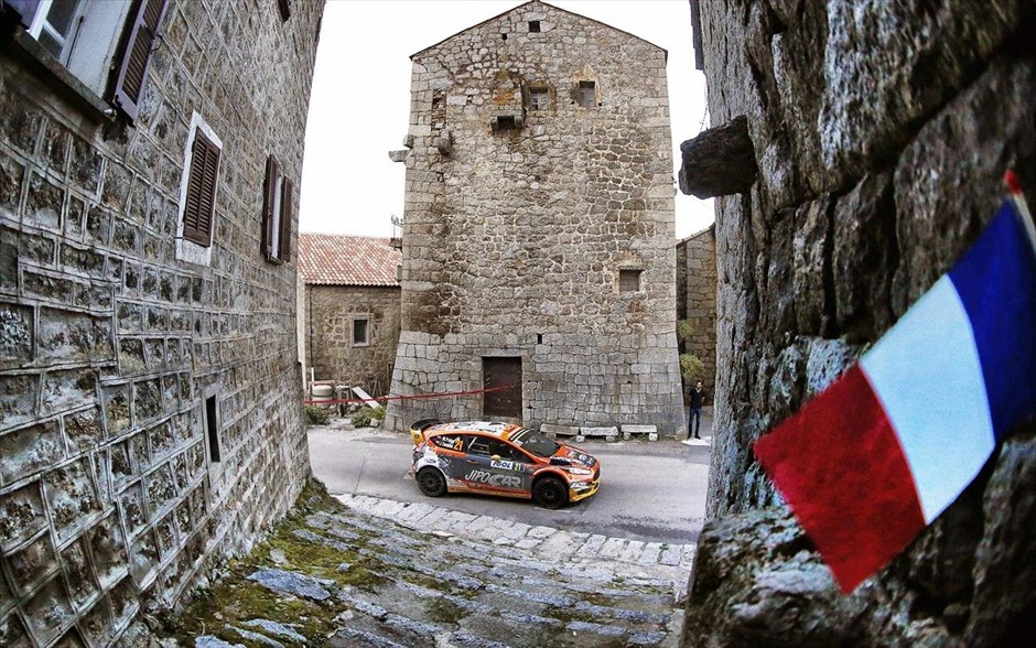 WRC: Πρώτος στην Κορσική ο Λάτβαλα. Την 15η νίκη στην καριέρα του πανηγύρισε στην Κορσική ο Γιάρι-Μάτι Λάτβαλα. Ο Φινλανδός οδηγός της Volkswagen ήταν ο μεγάλος νικητής στο ράλι της Κορσικής, όπου κατάκτησε την 3η του νίκη στο πλαίσιο του παγκοσμίου πρωταθλήματος ράλι (WRC). Ο έμπειρος Λάτβαλα «έχτισε» πάνω στη διαφορά που δημιούργησε από τους αντιπάλους του στη διάρκεια των χθεσινών ειδικών διαδρομών και κατάφερε να πάρει την πρωτιά, αφήνοντας πίσω του τον Έλφιν Έβανς με Ford Fiesta (+43,1’’) και στην τρίτη θέση τον Αντρέας Μίκελσεν με Polo (+3,2’’ από τον δεύτερο).